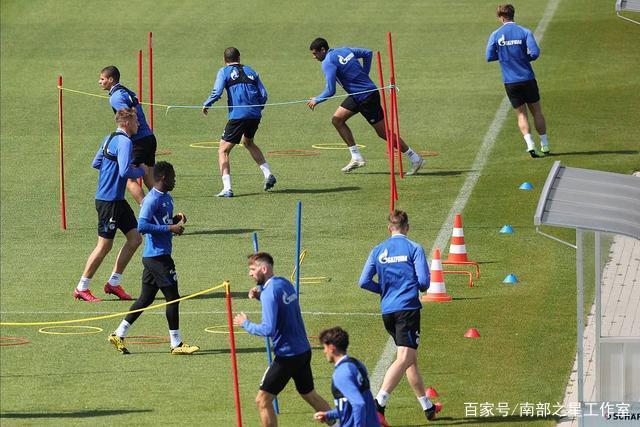 申花球迷围堵穿武磊球衣小球迷，三人被行政拘留